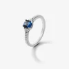 Anillo tresillo de oro blanco de 18K con zafiro azul cornflower en talla cushion de 1,09 cts y 16 diamantes en talla brillante con un total de 0,28 cts