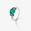 Anillo tresillo de oro blanco de 18K con esmeralda verde en talla octogonal de 1,88 cts, zafiros azules en talla octogonal de 1,14 cts y diamantes blancos en talla brillante de 0,02 cts