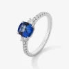 Anillo tresillo de oro blanco de 18K con zafiro azul royal en talla cushion de 1,15 cts y diamantes en talla brillante con un total de 0,37 cts