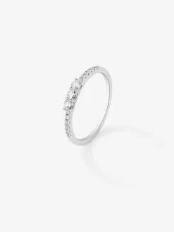 Anillo tresillo de oro blanco de 18K con 3 diamantes centrales en talla brillante con un total de  0,19 cts y brazo de 12 diamantes en talla brillante con un total de 0,09 cts