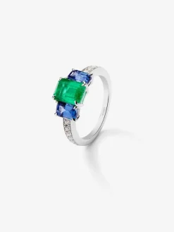 Anillo tresillo de oro blanco de 18K con esmeralda verde en talla octogonal de 1,88 cts, zafiros azules en talla octogonal de 1,14 cts y diamantes blancos en talla brillante de 0,02 cts