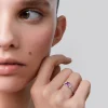 Anillo tresillo de oro blanco de 18K con zafiro rosa en talla cushion de 1,21 cts y 2 diamantes en talla brillante con un total de 0,3 cts