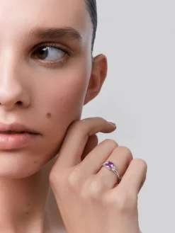 Anillo tresillo de oro blanco de 18K con zafiro rosa en talla cushion de 1,21 cts y 2 diamantes en talla brillante con un total de 0,3 cts
