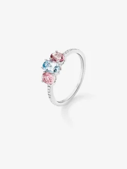 Anillo tresillo de oro blanco de 18K con aguamarina en talla oval de 0,4 cts, 2 turmalinas rosas en talla oval con un total de 0,7 cts y 20 diamantes en talla brillante con un total de 0,1 cts