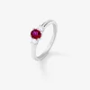 Anillo tresillo de oro blanco de 18K con rub&iacute; en talla oval de 0,45 cts y 2 diamantes en talla brillante con un total de 0,2 cts