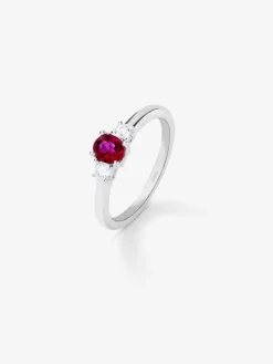 Anillo tresillo de oro blanco de 18K con rub&iacute; en talla oval de 0,45 cts y 2 diamantes en talla brillante con un total de 0,2 cts