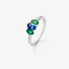 Anillo tresillo de oro blanco de 18K con zafiro azul en talla oval de 0,72 cts, 2 esmeraldas verdes en talla oval con un total de 0,36 cts y 16 diamantes en talla brillante con un total de 0,14 cts