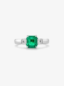Anillo tresillo de oro blanco de 18K con esmeralda verde vivid en talla esmeralda de 1,64 cts y 2 diamantes blancos en talla fantas&iacute;a con un total de 0,4 cts
