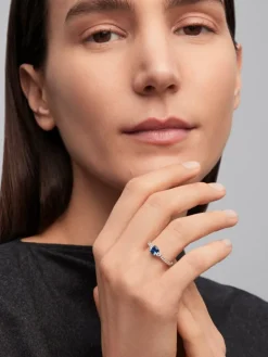 Anillo tresillo de oro blanco de 18K con zafiro azul cornflower en talla cushion de 1,09 cts y 16 diamantes en talla brillante con un total de 0,28 cts