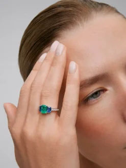 Anillo tresillo de oro blanco de 18K con esmeralda verde en talla octogonal de 1,58 cts, zafiros azules en talla octogonal de 1,28 cts y diamantes blancos en talla brillante de 0,2 cts