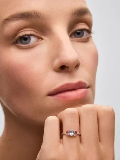 Anillo tresillo de oro blanco de 18K con aguamarina en talla oval de 0,4 cts, 2 turmalinas rosas en talla oval con un total de 0,7 cts y 20 diamantes en talla brillante con un total de 0,1 cts