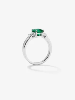 Anillo tresillo de oro blanco de 18K con esmeralda verde vivid en talla esmeralda de 1,64 cts y 2 diamantes blancos en talla fantas&iacute;a con un total de 0,4 cts