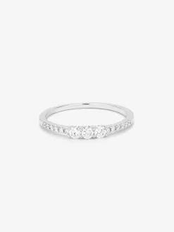 Anillo tresillo de oro blanco de 18K con 3 diamantes centrales en talla brillante con un total de  0,19 cts y brazo de 12 diamantes en talla brillante con un total de 0,09 cts