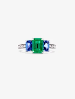 Anillo tresillo de oro blanco de 18K con esmeralda verde en talla octogonal de 1,88 cts, zafiros azules en talla octogonal de 1,14 cts y diamantes blancos en talla brillante de 0,02 cts