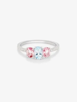 Anillo tresillo de oro blanco de 18K con aguamarina en talla oval de 0,4 cts, 2 turmalinas rosas en talla oval con un total de 0,7 cts y 20 diamantes en talla brillante con un total de 0,1 cts