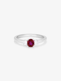 Anillo tresillo de oro blanco de 18K con rub&iacute; en talla oval de 0,45 cts y 2 diamantes en talla brillante con un total de 0,2 cts