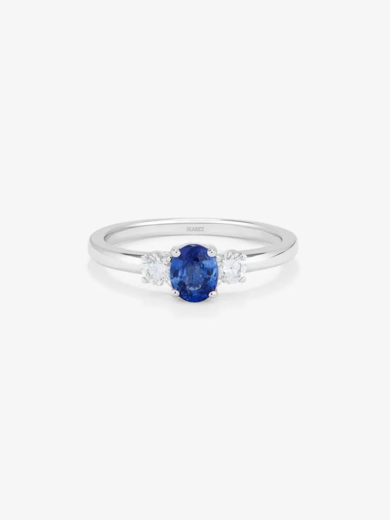 Anillo tresillo de oro blanco de 18K con zafiro azul en talla oval de 0,48 cts y 2 diamantes en talla brillante con un total de 0,24 cts
