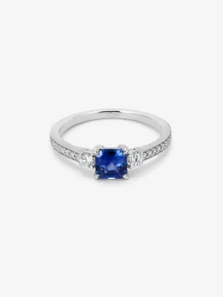 Anillo tresillo de oro blanco de 18K con zafiro azul en talla octogonal de 0,7 cts y 2 diamantes en talla brillante con un total de 0,26 cts