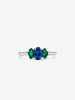 Anillo tresillo de oro blanco de 18K con zafiro azul en talla oval de 0,72 cts, 2 esmeraldas verdes en talla oval con un total de 0,36 cts y 16 diamantes en talla brillante con un total de 0,14 cts