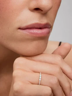 Anillo tresillo de oro blanco de 18K con 3 diamantes centrales en talla brillante con un total de  0,19 cts y brazo de 12 diamantes en talla brillante con un total de 0,09 cts