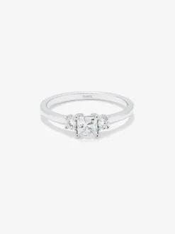 Anillo tresillo de oro blanco de 18K con diamante en talla princesa de 0,4 cts y 2 diamantes en talla brillante con un total de 0,14 cts