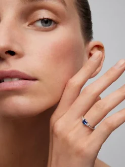 Anillo tresillo de oro blanco de 18K con zafiro azul en talla octogonal de 0,7 cts y 2 diamantes en talla brillante con un total de 0,26 cts