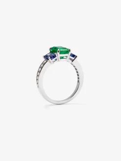 Anillo tresillo de oro blanco de 18K con esmeralda verde en talla octogonal de 1,58 cts, zafiros azules en talla octogonal de 1,28 cts y diamantes blancos en talla brillante de 0,2 cts