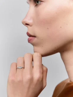 Anillo tresillo de oro blanco de 18K con diamante en talla princesa de 0,4 cts y 2 diamantes en talla brillante con un total de 0,14 cts
