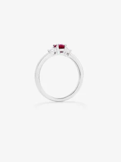 Anillo tresillo de oro blanco de 18K con rub&iacute; en talla oval de 0,45 cts y 2 diamantes en talla brillante con un total de 0,2 cts