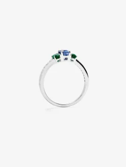 Anillo tresillo de oro blanco de 18K con zafiro azul en talla oval de 0,72 cts, 2 esmeraldas verdes en talla oval con un total de 0,36 cts y 16 diamantes en talla brillante con un total de 0,14 cts