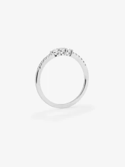 Anillo tresillo de oro blanco de 18K con 3 diamantes centrales en talla brillante con un total de  0,19 cts y brazo de 12 diamantes en talla brillante con un total de 0,09 cts