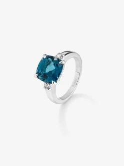 Anillo tresillo de plata 925 con topacio azul london en talla cushion de 5,08 cts y 2 diamantes en talla brillante con un total de 0,12 cts