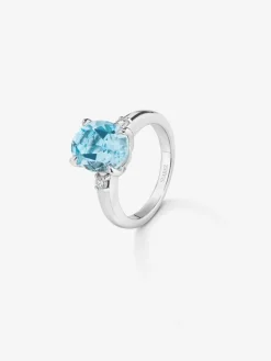 Anillo tresillo de plata 925 con topacio azul sky en talla oval de 3,78 cts y 2 diamantes en talla brillante con un total de 0,11 cts