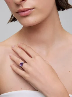 Anillo tresillo de plata 925 con una amatista morada en talla cushion y 2 amatistas moradas en talla brillante