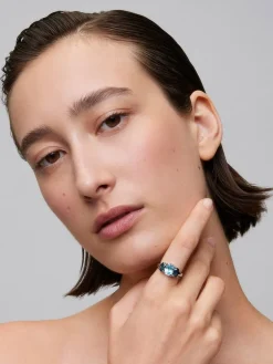 Anillo tresillo de plata 925 con un topacio azul sky en talla oval de 2,31 cts y 2 topacios azul london en talla oval con un total de 1,71 cts
