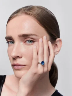 Anillo tresillo de plata 925 con topacio azul london en talla cushion de 5,08 cts y 2 diamantes en talla brillante con un total de 0,12 cts