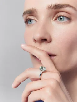 Anillo tresillo de plata 925 con amatista verde y diamantes