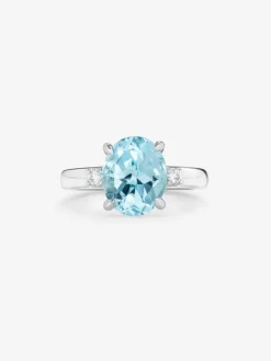Anillo tresillo de plata 925 con topacio azul sky en talla oval de 3,78 cts y 2 diamantes en talla brillante con un total de 0,11 cts
