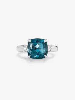 Anillo tresillo de plata 925 con topacio azul london en talla cushion de 5,08 cts y 2 diamantes en talla brillante con un total de 0,12 cts