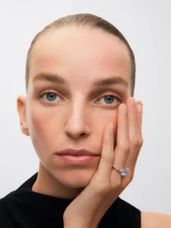 Anillo tresillo de plata 925 con topacio azul sky en talla oval de 3,78 cts y 2 diamantes en talla brillante con un total de 0,11 cts