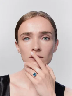 Anillo tresillo de plata 925 con topacio azul london en talla cushion de 5,08 cts y 2 diamantes en talla brillante con un total de 0,12 cts