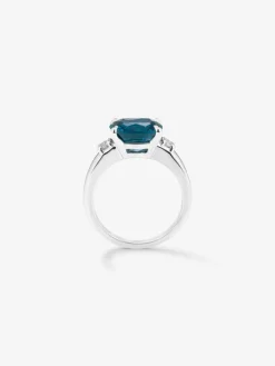 Anillo tresillo de plata 925 con topacio azul london en talla cushion de 5,08 cts y 2 diamantes en talla brillante con un total de 0,12 cts