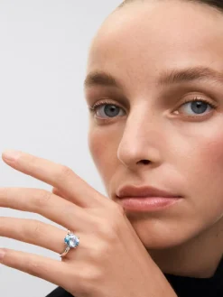 Anillo tresillo de plata 925 con topacio azul sky en talla oval de 3,78 cts y 2 diamantes en talla brillante con un total de 0,11 cts