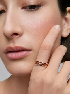 Anillo triple brazo de oro rosa de 18K con diamantes