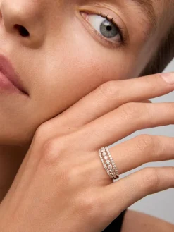 Anillo triple de oro blanco de 18K con 45 diamantes en talla brillante con un total de 0,93 cts