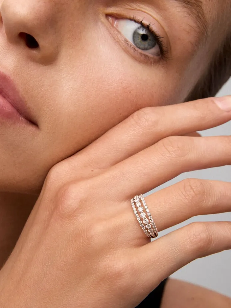 Anillo triple de oro blanco de 18K con 45 diamantes en talla brillante con un total de 0,93 cts