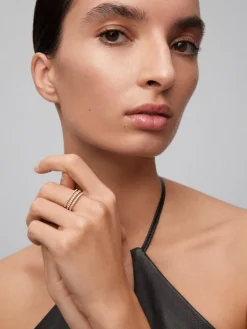 Anillo triple de oro rosa de 18K con 55 diamantes en talla brillante con un total de 0,68 cts