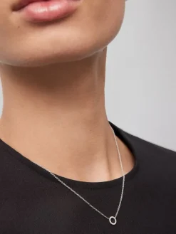 Colgante cadena c&iacute;rculo de oro blanco de 18K y diamantes