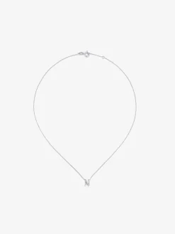 Colgante cadena con inicial peque&ntilde;a de oro blanco de 18K y diamantes