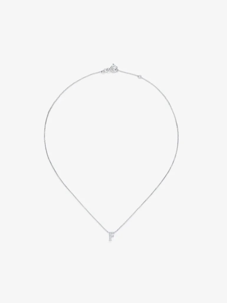 Colgante cadena con inicial pequeña de oro blanco de 18K y diamantes